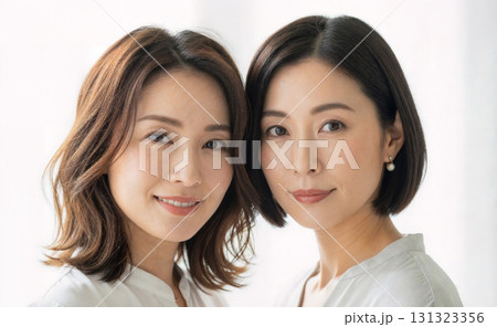 姉妹や双子をイメージした女性ポートレート　美容やヘアケア広告に活用できるイメージ素材 131323356