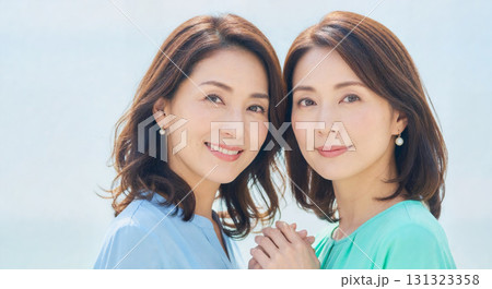 姉妹や双子をイメージした女性ポートレート　美容やヘアケア広告に活用できるイメージ素材 131323358