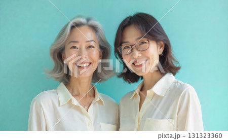 姉妹や双子をイメージした女性ポートレート　美容やヘアケア広告に活用できるイメージ素材 131323360