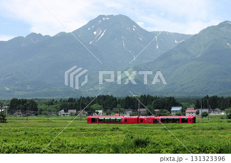 初夏の妙高山とえちごトキめき鉄道「雪月花」 初夏の妙高山とえちごトキめき鉄道「雪月花」 131323396