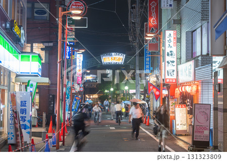 《東京都》野方本町通り・東京下町夜の街並み 131323809