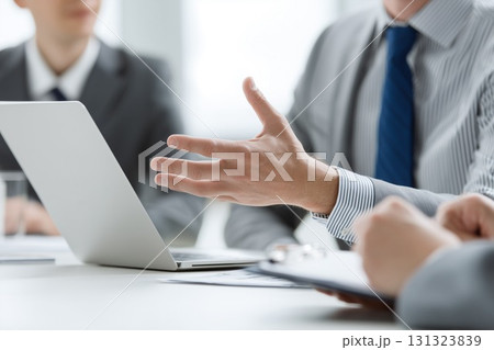 会議でノートパソコンを使いながら提案をする男性ビジネスマンの手元 会議でノートパソコンを使いながら提案をする男性ビジネスマンの手元 131323839