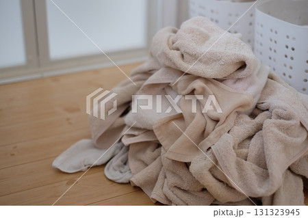 洗面所に置かれた山積みのタオル 131323945
