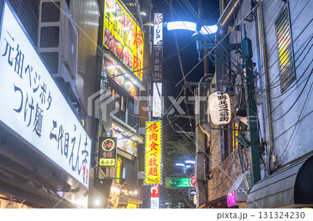 《東京都》中野駅前歓楽街・東京下町夜の街並み 131324230