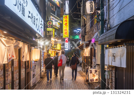 《東京都》中野駅前歓楽街・東京下町夜の街並み 131324231