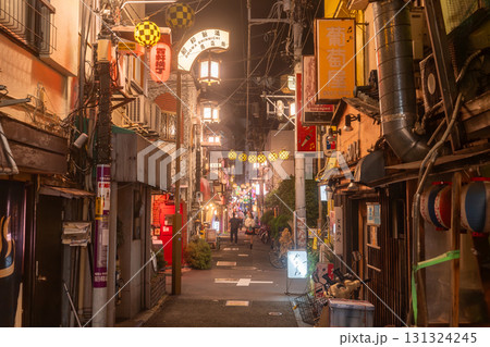 《東京都》中野駅前歓楽街・東京下町夜の街並み 131324245