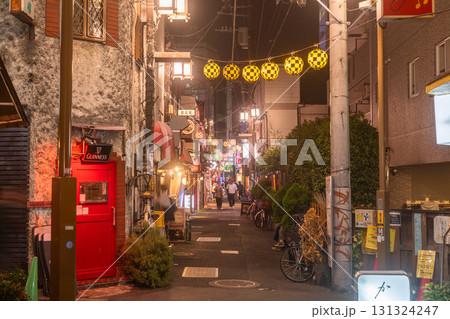 《東京都》中野駅前歓楽街・東京下町夜の街並み 131324247