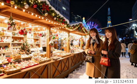 雪国の暮らしと冬の街並み　雪景色の都市と住宅街の風景 131324533