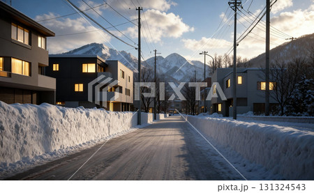 雪国の暮らしと冬の街並み　雪景色の都市と住宅街の風景 131324543