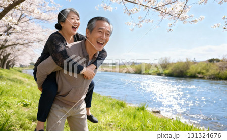 老夫婦の幸せな暮らしとシニアライフ 公園や自然の中で微笑む高齢夫婦 老夫婦の幸せな暮らしとシニアライフ 公園や自然の中で微笑む高齢夫婦 131324676