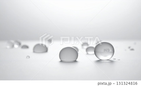 半透明のバブルが浮かぶライトグレー背景、抽象的でミニマル 131324816