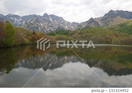 Togakushi in early spring 芽吹き始めた鏡池の木々と雪解けの進む戸隠の山並み 131324952