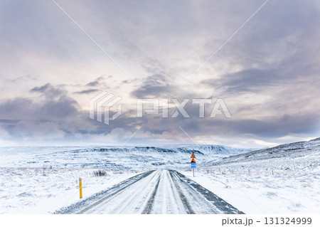 Geitabergsvatnの冬景色　アイスランドの雪原と山並み 131324999