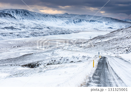 Geitabergsvatnの冬景色 アイスランドの雪原と山並み Geitabergsvatnの冬景色 アイスランドの雪原と山並み 131325001