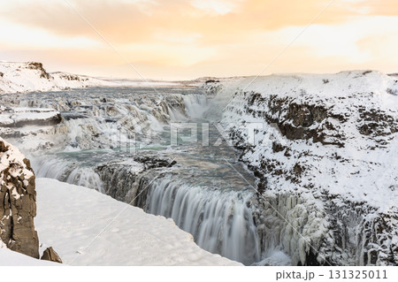 Gullfossの冬景色　アイスランドの壮大な滝と雪景色 131325011