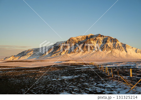 スナイフェルネス半島の冬景色　雪山と漁村、アイスランドの絶景 131325214