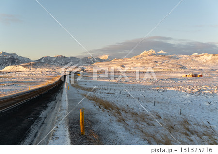 スナイフェルネス半島の冬景色 雪山と漁村、アイスランドの絶景 スナイフェルネス半島の冬景色 雪山と漁村、アイスランドの絶景 131325216