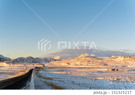 スナイフェルネス半島の冬景色　雪山と漁村、アイスランドの絶景 131325217