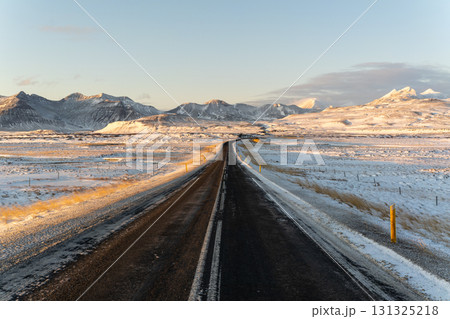 スナイフェルネス半島の冬景色 雪山と漁村、アイスランドの絶景 スナイフェルネス半島の冬景色 雪山と漁村、アイスランドの絶景 131325218