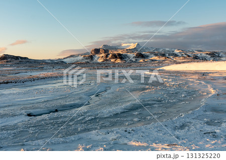 スナイフェルネス半島の冬景色　雪山と漁村、アイスランドの絶景 131325220