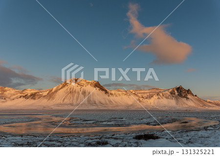 スナイフェルネス半島の冬景色　雪山と漁村、アイスランドの絶景 131325221