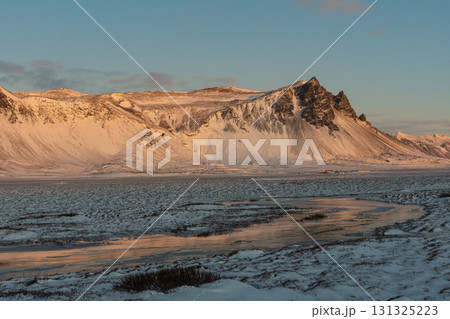 スナイフェルネス半島の冬景色 雪山と漁村、アイスランドの絶景 スナイフェルネス半島の冬景色 雪山と漁村、アイスランドの絶景 131325223
