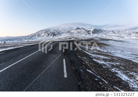 スナイフェルネス半島の冬景色　雪山と漁村、アイスランドの絶景 131325227