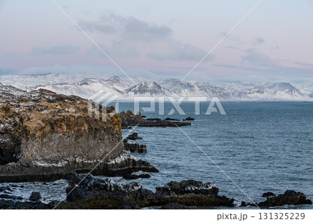 スナイフェルネス半島の冬景色 雪山と漁村、アイスランドの絶景 スナイフェルネス半島の冬景色 雪山と漁村、アイスランドの絶景 131325229