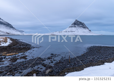 スナイフェルネス半島の冬景色 雪山と漁村、アイスランドの絶景 スナイフェルネス半島の冬景色 雪山と漁村、アイスランドの絶景 131325231