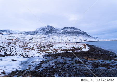 スナイフェルネス半島の冬景色　雪山と漁村、アイスランドの絶景 131325232