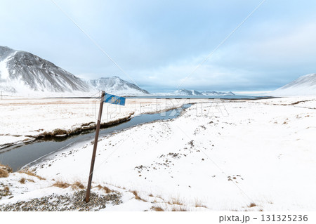スナイフェルネス半島の冬景色 雪山と漁村、アイスランドの絶景 スナイフェルネス半島の冬景色 雪山と漁村、アイスランドの絶景 131325236