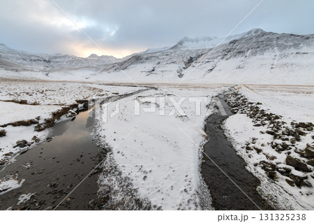 スナイフェルネス半島の冬景色 雪山と漁村、アイスランドの絶景 スナイフェルネス半島の冬景色 雪山と漁村、アイスランドの絶景 131325238