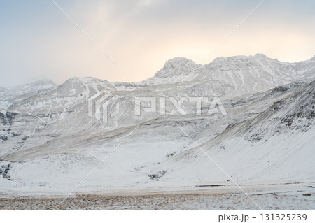 スナイフェルネス半島の冬景色　雪山と漁村、アイスランドの絶景 131325239