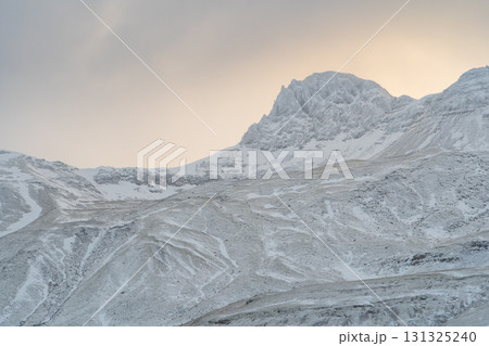 スナイフェルネス半島の冬景色 雪山と漁村、アイスランドの絶景 スナイフェルネス半島の冬景色 雪山と漁村、アイスランドの絶景 131325240