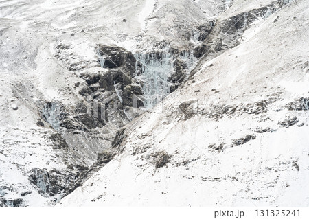 スナイフェルネス半島の冬景色　雪山と漁村、アイスランドの絶景 131325241