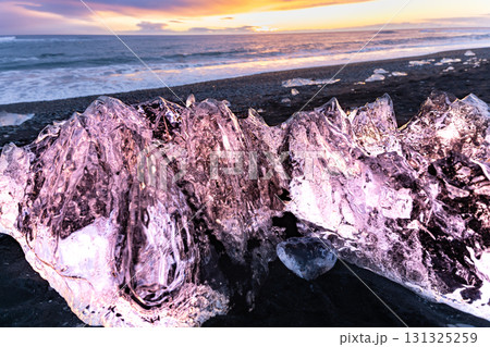 ダイアモンドビーチ　氷と黒砂が織りなす幻想的な風景　アイスランド 131325259