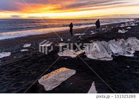 ダイアモンドビーチ　氷と黒砂が織りなす幻想的な風景　アイスランド 131325269