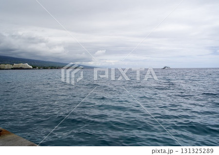 ハワイ島の曇天時の海の景色 ハワイ島の曇天時の海の景色 131325289