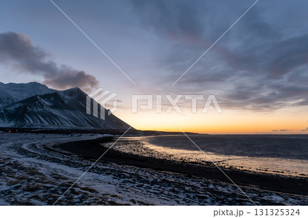 アイスランド西部 ボルガルビッグズの夕景 雪山と海岸線の風景 131325324