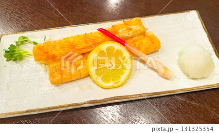 鮭ハラス　おいしい和食　日本料理　シンプル　薬味たっぷり 131325354