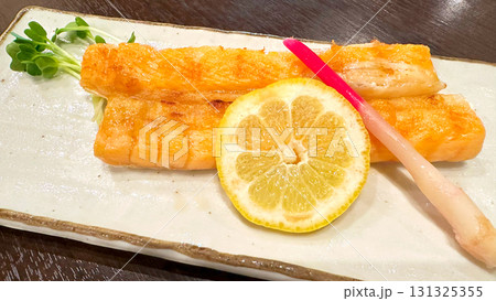 鮭ハラス　おいしい和食　日本料理　シンプル　薬味たっぷり 131325355