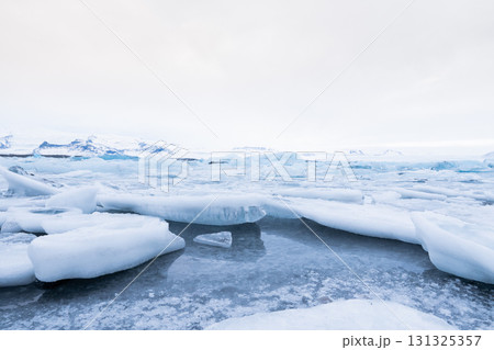ヨークルスアゥルロゥン氷河湖 浮かぶ氷山と雪景色 アイスランドの絶景 131325357