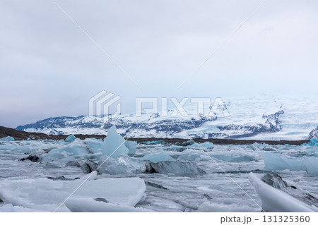 ヨークルスアゥルロゥン氷河湖 浮かぶ氷山と雪景色 アイスランドの絶景 131325360