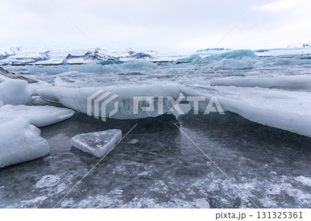 ヨークルスアゥルロゥン氷河湖 浮かぶ氷山と雪景色 アイスランドの絶景 131325361