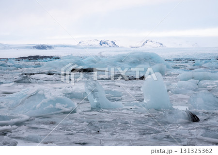 ヨークルスアゥルロゥン氷河湖 浮かぶ氷山と雪景色 アイスランドの絶景 131325362