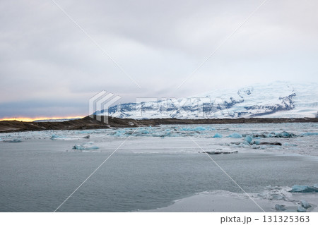 ヨークルスアゥルロゥン氷河湖 浮かぶ氷山と雪景色 アイスランドの絶景 131325363