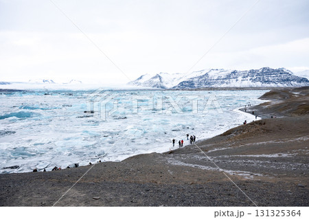 ヨークルスアゥルロゥン氷河湖 浮かぶ氷山と雪景色 アイスランドの絶景 131325364
