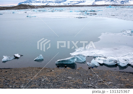 ヨークルスアゥルロゥン氷河湖 浮かぶ氷山と雪景色 アイスランドの絶景 131325367