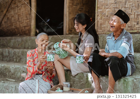 Joyful and Heartwarming Moments in Traditional Village Life with Both Elders and Youth 131325425