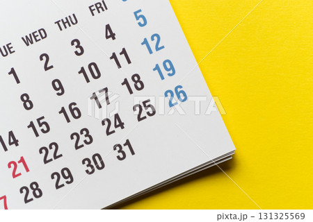 黄色背景に卓上カレンダー 131325569